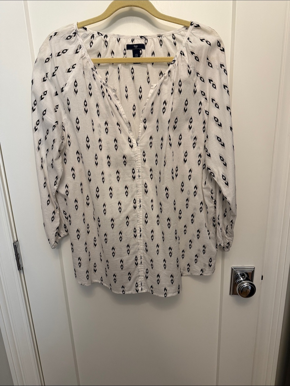 GAP White Button-Front Peasant Blouse with Black Geo Print